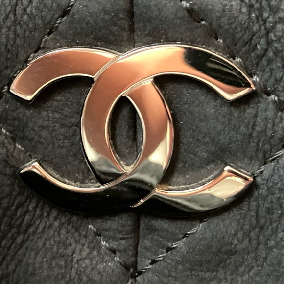 Gone! ❤️🌟Beautiful, Authentic CHANEL Bag!🌟 - Picture 3 of 15